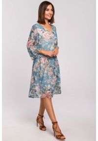 Stylove - Sukienka szyfonowa w kwiaty z dekoltem V błękitna. Kolor: niebieski. Materiał: szyfon. Wzór: kwiaty