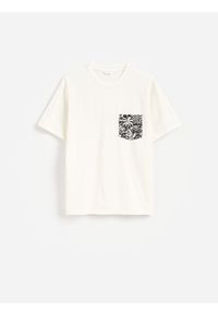 Reserved - T-shirt comfort z kieszonką - złamana biel. Materiał: bawełna, dzianina #1