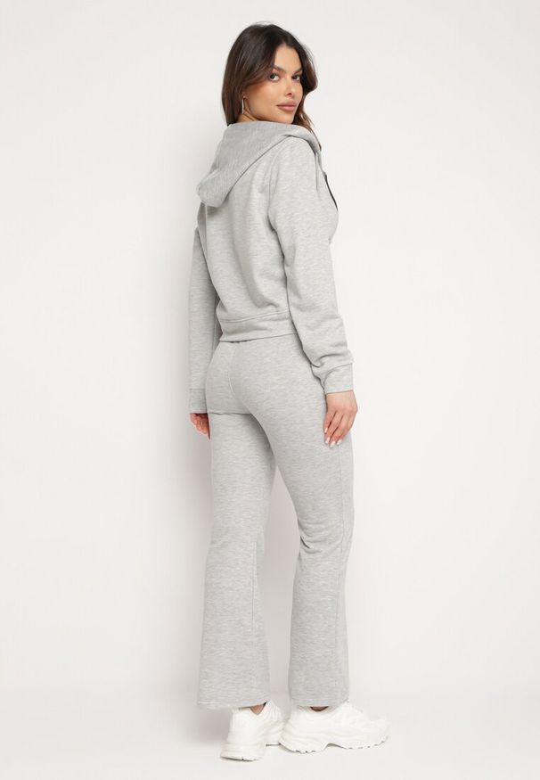 Born2be - Jasnoszary Bawełniany Komplet Dresowy Bluza z Kapturem i Spodnie Dzwony Nanre. Kolor: szary. Materiał: dresówka, bawełna
