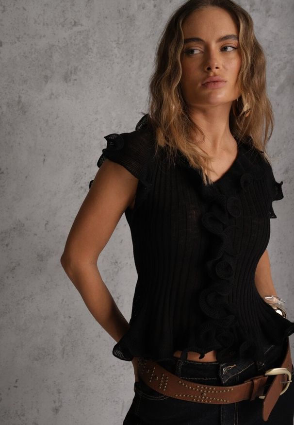 Renee - Czarna Bluzka z Wiskozą w Prążki z Falbanami Eunione. Kolor: czarny. Materiał: wiskoza. Wzór: prążki