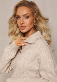 Renee - Beżowy Sweter z Dekoltem w Serek i Ozdobnym Splotem Travissa. Typ kołnierza: dekolt w serek. Kolor: beżowy. Wzór: ze splotem. Styl: elegancki #3