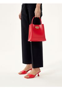 Kazar - Czerwona torebka z dużym zapięciem. Kolor: czerwony. Wzór: paski, gładki. Materiał: skórzane. Styl: elegancki. Rodzaj torebki: do ręki #2