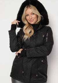 Born2be - Czarna Kurtka Parka ze Ściągaczem i Kapturem z Futerkiem Kathateia. Okazja: na co dzień. Kolor: czarny. Materiał: futro. Długość rękawa: długi rękaw. Długość: długie. Styl: klasyczny, casual, elegancki #4