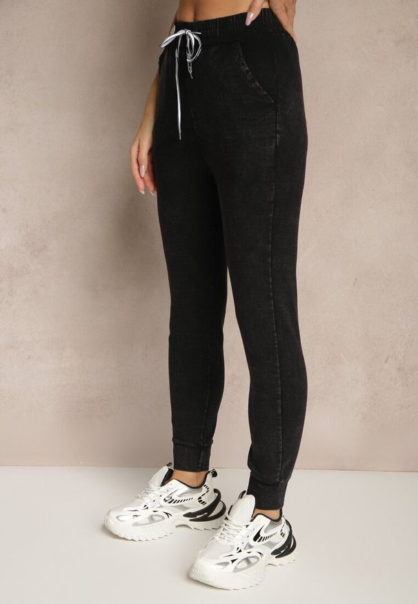 Renee - Czarne Dresowe Spodnie Joggery z Bawełny z Gumką i Sznureczkiem w Talii Kaithira. Okazja: na co dzień. Kolor: czarny. Materiał: dresówka, bawełna. Styl: elegancki, casual
