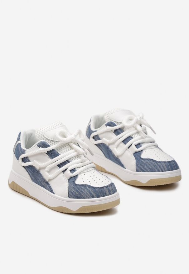 Renee - Niebiesko-Białe Sneakersy z Ozdobnymi Sznurówkami na Niskiej Platformie z Perforacją Dearias. Kolor: niebieski. Materiał: dresówka, jeans. Obcas: na platformie