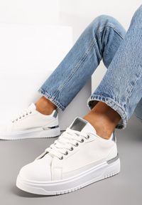 Renee - Białe Sneakersy z Przeplataną Wstawką Olimua. Kolor: biały. Szerokość cholewki: normalna. Wzór: aplikacja #1