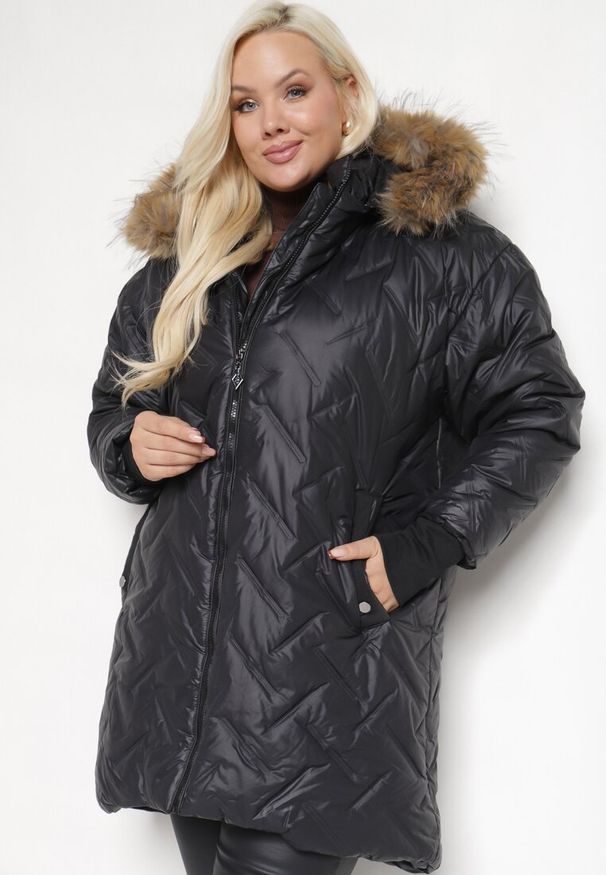 Born2be - Czarna Kurtka Pikowana z Kapturem z Futerkiem z Możliwością Odpięcia Rinnavia. Okazja: na co dzień. Typ kołnierza: kaptur. Kolekcja: plus size. Kolor: czarny. Długość: długie. Wzór: aplikacja. Materiał: futro. Długość rękawa: długi rękaw. Styl: elegancki, casual