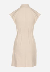 Born2be - Beżowa Sukienka z Prążkowanej Dzianiny o Taliowanym Kroju z Półgolfem Ivarinae. Okazja: na co dzień, na spotkanie biznesowe. Kolor: beżowy. Materiał: dzianina, prążkowany. Długość rękawa: bez rękawów. Styl: biznesowy, casual, elegancki #5