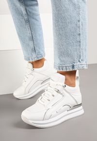 Renee - Białe Sneakersy na Koturnie Ozdobione Metalicznymi Aplikacjami Noresi. Okazja: na co dzień. Kolor: biały. Materiał: jeans. Wzór: aplikacja. Obcas: na koturnie