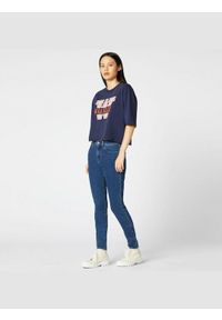 Wrangler - WRANGLER BOYFRIEND CROP TEE DAMSKI T-SHIRT KOSZULKA Z KRÓTKIM RĘKAWEM LOGO NADRUK NAVY W7P6GF114 112132064. Długość rękawa: krótki rękaw. Długość: krótkie. Wzór: nadruk #5