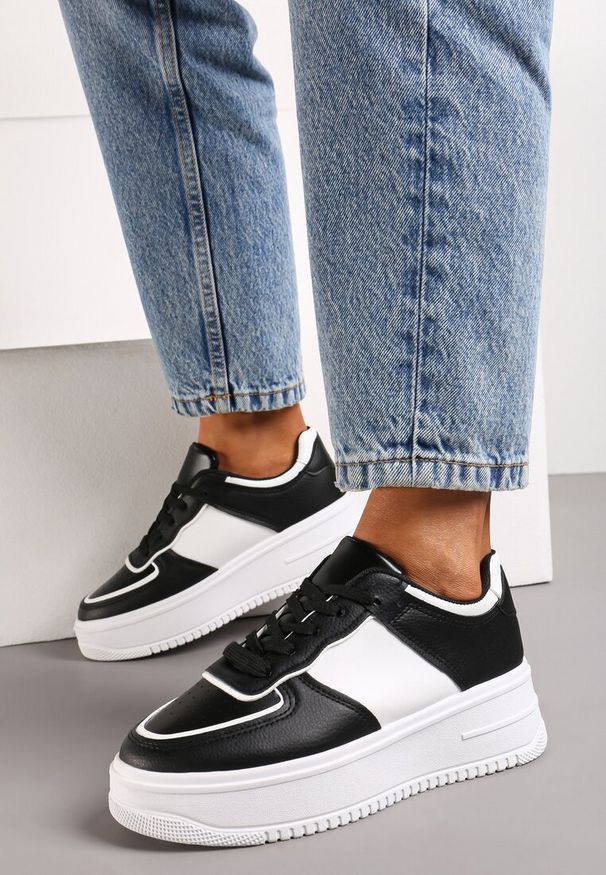 Renee - Czarno-Białe Sneakersy na Platformie z Delikatną Perforacją Dairala. Okazja: na co dzień. Kolor: czarny. Materiał: jeans. Obcas: na platformie