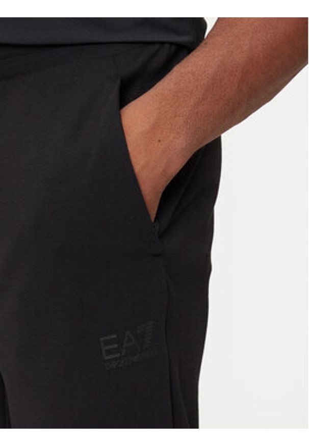 EA7 Emporio Armani Dres 7M000665 AF12501 UC001 Czarny Regular Fit. Kolor: czarny. Materiał: syntetyk