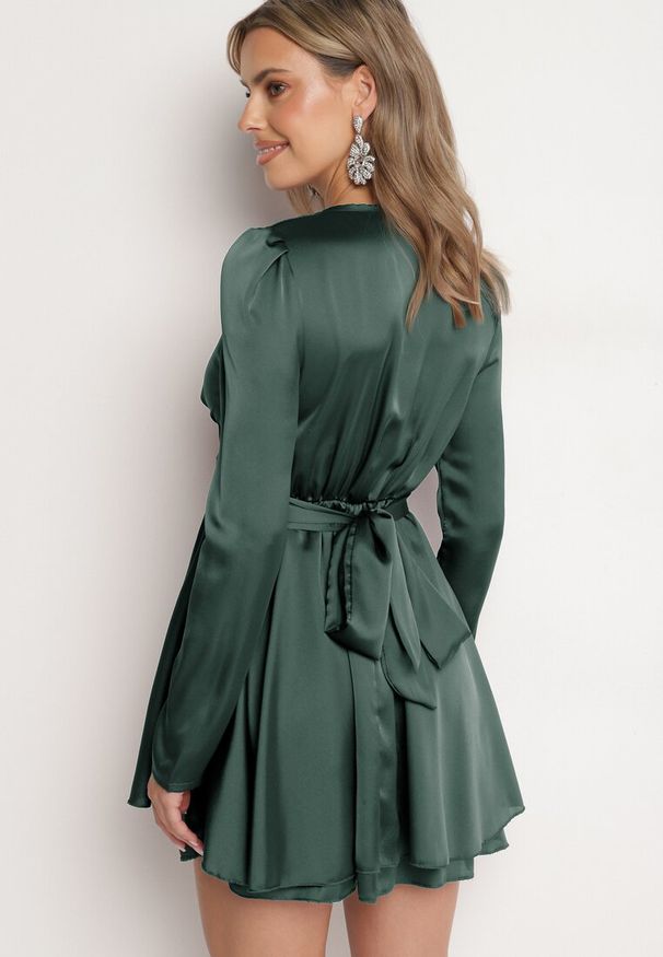 Born2be - Ciemnozielona Satynowa Sukienka Mini z Głębokim Dekoltem i Wiązaniem z Tyłu Liadan. Okazja: na imprezę. Kolor: zielony. Materiał: satyna. Styl: elegancki. Długość: mini