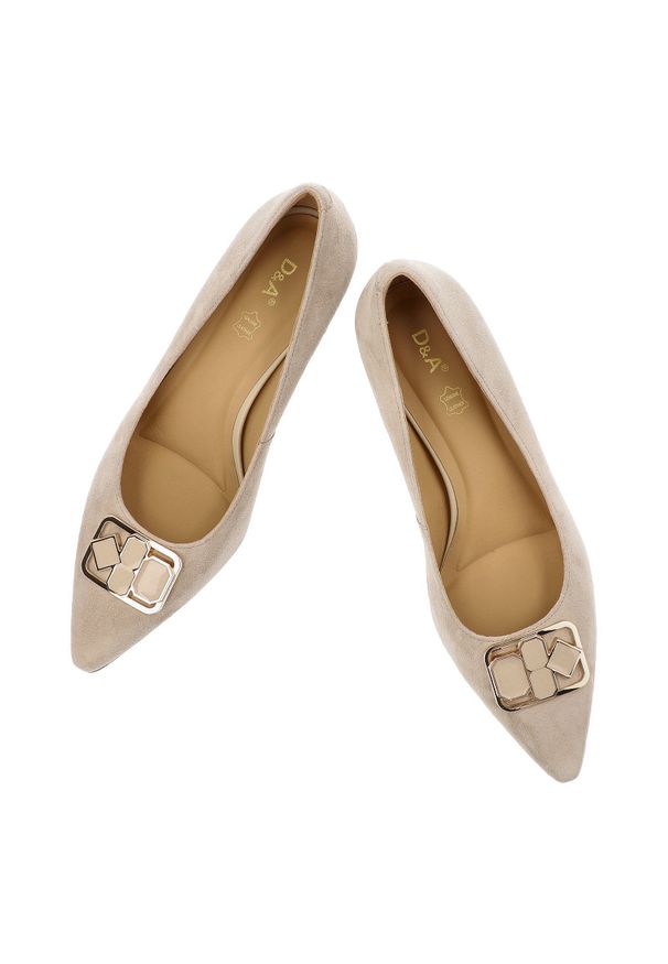 Czółenka damskie S.Barski, cholewka ze skóry naturalnej na smukłym obcasie z delikatnie zwężanym noskiem i elegancką geometryczną ozdobą, beżowe, CR6. Nosek buta: szpiczasty. Kolor: beżowy. Materiał: skóra. Szerokość cholewki: normalna. Wzór: geometria, aplikacja. Obcas: na obcasie. Styl: elegancki. Wysokość obcasa: średni