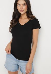 Born2be - Czarny T-shirt z Bawełny o Prostym Kroju z Dekoltem w Serek Fevireena. Okazja: na co dzień. Typ kołnierza: dekolt w serek. Kolor: czarny. Materiał: bawełna. Styl: elegancki, casual #7