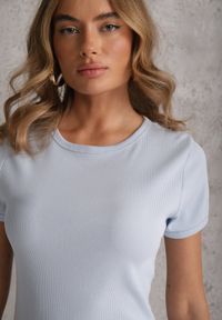 Renee - Jasnoniebieski Bawełniany T-shirt o Dopasowanym Kroju z Prążkowanego Materiału Lailya. Kolor: niebieski. Materiał: bawełna, prążkowany, materiał. Styl: elegancki #4