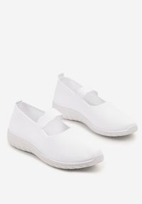 Born2be - Białe Wsuwane Tenisówki z Ozdobnym Paskiem i Perforacją Zelsedi. Okazja: na co dzień. Zapięcie: bez zapięcia. Kolor: biały. Materiał: jeans. Sezon: lato. Styl: klasyczny, elegancki, casual #3