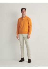 Reserved - Spodnie chino slim fit - beżowy. Kolor: beżowy. Materiał: bawełna