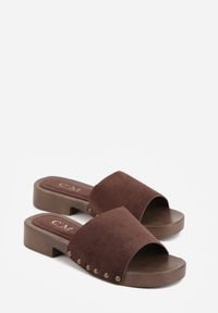 Born2be - Ciemnobrązowe Klapki Ozdobione Nitami Jehlone. Okazja: na co dzień. Kolor: brązowy. Materiał: jeans. Wzór: aplikacja. Styl: casual, elegancki #5