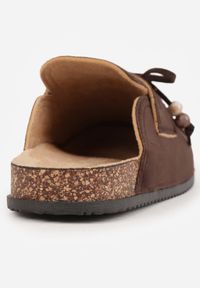 Renee - Brązowe Klapki Mule na Płaskiej Podeszwie z Frędzlami Kokardą i Koralikami Zinriara. Okazja: na co dzień. Nosek buta: otwarty. Kolor: brązowy. Materiał: jeans. Wzór: haft, aplikacja. Obcas: na płaskiej podeszwie. Styl: boho, casual, elegancki #6