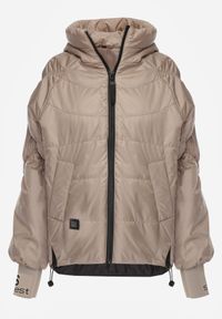 Born2be - Ciemnobeżowa Przejściowa Kurtka Pikowana z Kapturem i Napisami na Rękawach Althone. Okazja: na co dzień. Typ kołnierza: kaptur. Kolor: beżowy. Materiał: poliester. Wzór: napisy. Styl: casual #4