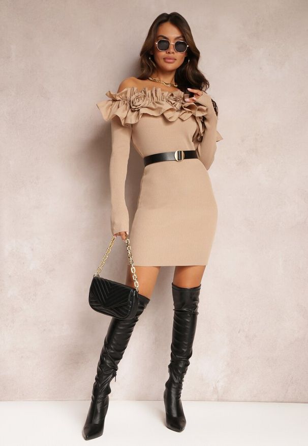 Renee - Beżowa Hiszpanka Sukienka Mini z Falbankami i Kwiatami Balinorre. Typ kołnierza: dekolt hiszpanka, kołnierz z falbankami. Kolor: beżowy. Materiał: prążkowany, dzianina. Wzór: kwiaty. Typ sukienki: z odkrytymi ramionami. Długość: mini