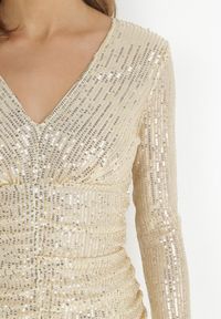 Born2be - Złota Cekinowa Sukienka z Marszczeniem Nerli. Kolor: złoty. Wzór: aplikacja. Długość: mini #4