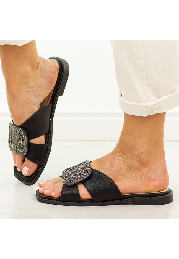 POTOCKI - Czarne klapki damskie Potocki 43344. Okazja: na spacer, na co dzień. Kolor: czarny. Materiał: skóra. Wzór: aplikacja. Sezon: wiosna, lato. Obcas: na obcasie. Styl: casual, elegancki, klasyczny. Wysokość obcasa: niski