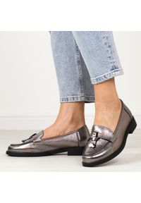 POTOCKI - Srebrne pewter mokasyny damskie Potocki 12369. Nosek buta: okrągły. Kolor: srebrny. Szerokość cholewki: normalna. Wzór: aplikacja. Materiał: skóra. Sezon: wiosna, jesień, lato. Obcas: na obcasie. Styl: elegancki, klasyczny. Wysokość obcasa: średni #1