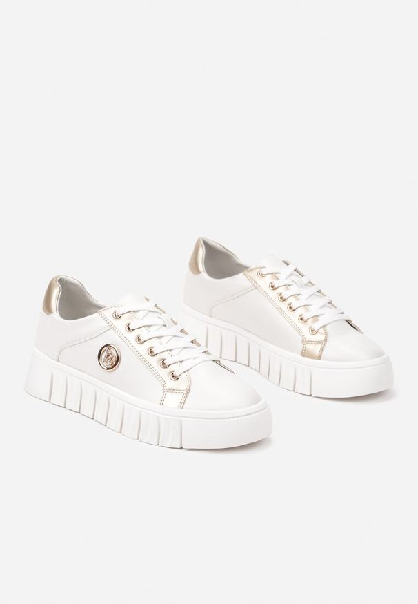 Renee - Biało-Złote Sznurowane Sneakersy Vices na Platformie z Tłoczeniem i Metaliczną Aplikacją Lavfedi. Okazja: na co dzień. Zapięcie: sznurówki. Kolor: biały. Materiał: jeans. Wzór: aplikacja. Obcas: na platformie