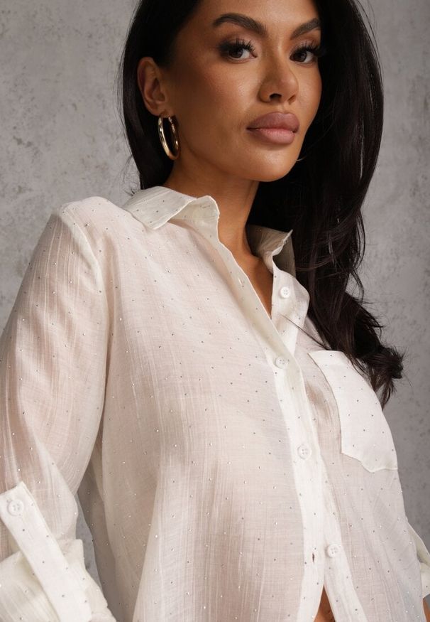 Renee - Jasnobeżowa Prześwitująca Koszula z Cyrkoniami Arialle. Okazja: na co dzień. Kolor: beżowy. Materiał: jeans. Styl: casual