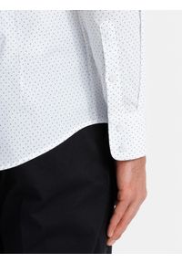 Ombre Clothing - Bawełniana koszula męska w mikro wzór REGULAR FIT - biała V1. Typ kołnierza: kołnierzyk klasyczny. Kolor: biały. Materiał: bawełna. Długość rękawa: długi rękaw. Długość: długie. Wzór: nadruk. Styl: klasyczny #5