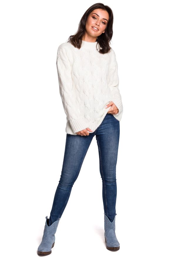 BE Knit - Sweter damski wełniany luźny fason ciepły puszysty beżowy. Kolekcja: plus size. Kolor: beżowy. Materiał: wełna. Długość rękawa: długi rękaw. Długość: długie. Wzór: ze splotem. Sezon: zima, jesień. Styl: klasyczny