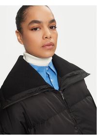 Calvin Klein Płaszcz zimowy K20K207721 Czarny Regular Fit. Kolor: czarny. Materiał: syntetyk. Sezon: zima