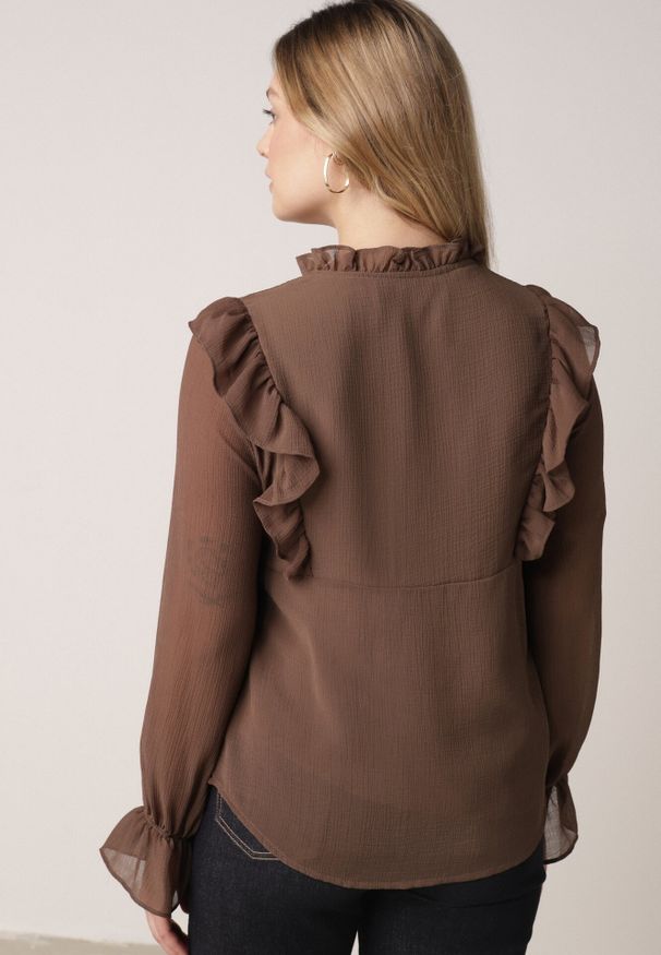Born2be - Brązowa Romantyczna Bluzka z Falbankami i Wiązaniem przy Dekolcie Zeaniyana. Okazja: na co dzień, na spotkanie biznesowe, na spacer. Typ kołnierza: kołnierz z falbankami. Kolor: brązowy. Materiał: jeans, poliester. Styl: casual, biznesowy