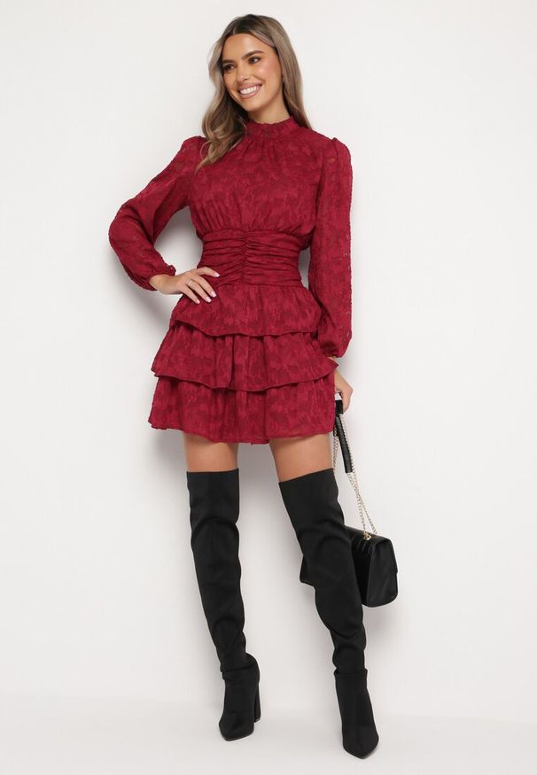 Born2be - Czerwona Taliowana Sukienka Mini Koronkowa z Falbankami Ciluna. Typ kołnierza: kołnierz z falbankami. Kolor: czerwony. Materiał: koronka. Długość: mini
