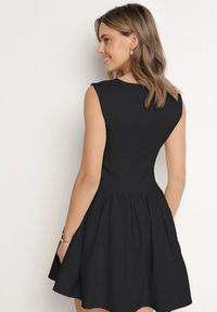 Born2be - Czarna Rozkloszowana Sukienka Ozdobiona Kwadratowym Dekoltem Halelira. Okazja: na co dzień. Typ kołnierza: dekolt kwadratowy. Kolor: czarny. Wzór: aplikacja. Typ sukienki: rozkloszowane, proste. Styl: klasyczny, casual, elegancki #4