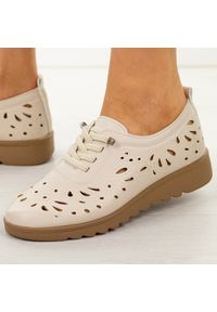 POTOCKI - Beżowe ażurowe półbuty damskie Potocki 16388. Okazja: na co dzień. Nosek buta: okrągły. Kolor: beżowy. Materiał: skóra. Szerokość cholewki: normalna. Wzór: ażurowy. Sezon: wiosna, lato. Styl: casual, sportowy #1