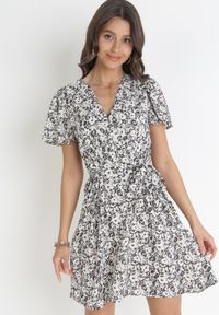 Born2be - Czarno-Biała Sukienka Mini z Kopertowym Dekoltem i Wiązanym Paskiem Airin. Kolor: czarny. Materiał: materiał. Sezon: lato. Typ sukienki: kopertowe. Długość: mini #1