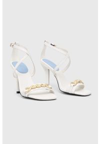 TOMMY HILFIGER - Tommy Hilfiger sandały skórzane TH CHAIN FEMININE HEEL SANDAL kolor biały. Zapięcie: klamry. Kolor: biały. Materiał: skóra. Obcas: na obcasie. Wysokość obcasa: średni #5