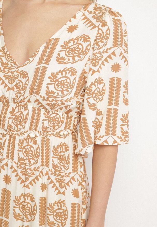 Born2be - Ciemnobeżowa Sukienka Wiskozowa Rozkloszowana z Odkrytymi Plecami w Print Boho Turaisa. Okazja: na co dzień. Typ kołnierza: dekolt w kształcie V. Kolor: beżowy. Materiał: wiskoza. Długość rękawa: długi rękaw. Wzór: nadruk. Typ sukienki: rozkloszowane, proste. Styl: boho