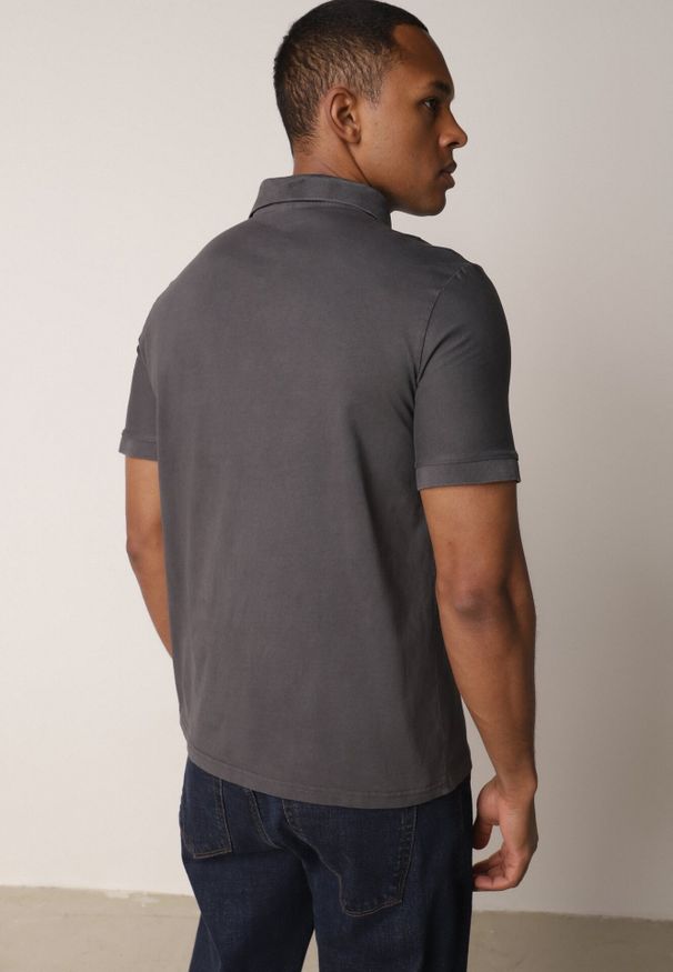 Born2be - Ciemnoszara Gładka Koszulka Polo o Klasycznym Kroju Sinopea. Okazja: na co dzień, do pracy, na spotkanie biznesowe. Typ kołnierza: polo. Kolor: szary. Materiał: jeans. Wzór: gładki. Styl: klasyczny