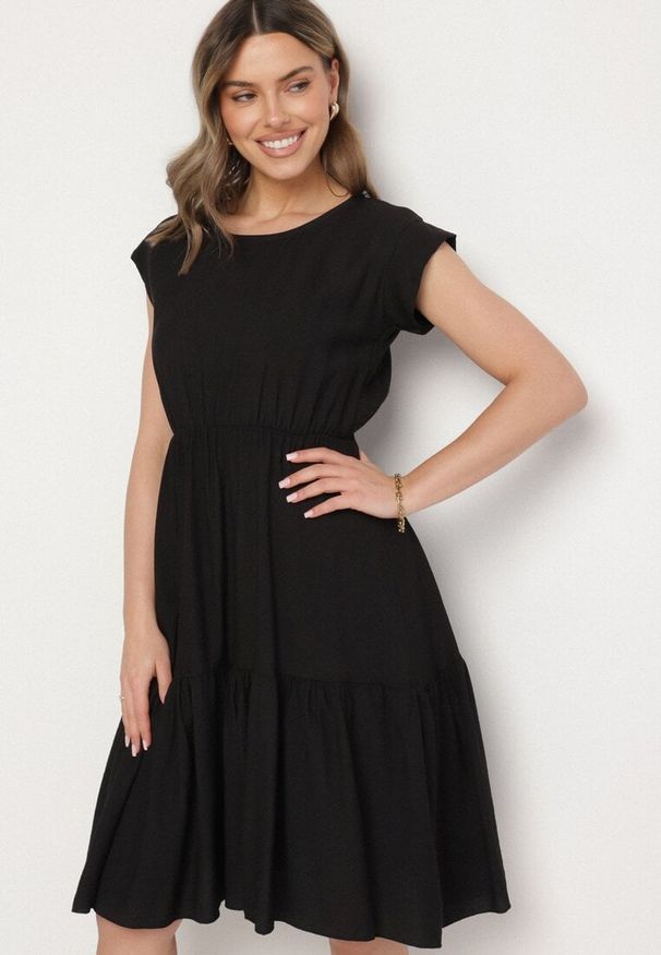 Born2be - Czarna Wiskozowa Sukienka o Rozkloszowanym Kroju Lizena. Okazja: na co dzień, na imprezę. Kolor: czarny. Materiał: wiskoza. Typ sukienki: rozkloszowane. Styl: elegancki, casual