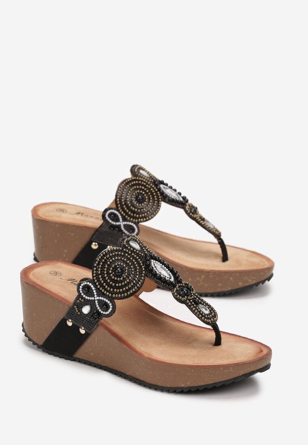 Renee - Czarne Klapki Ozdobione Cyrkoniami i Koralikami na Koturnie Jingera. Kolor: czarny. Materiał: jeans, bawełna. Wzór: aplikacja. Obcas: na koturnie. Styl: boho