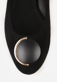 Born2be - Czarne Czółenka Vices z Ozdobnymi Metalicznymi Wstawkami i Skórzaną Wkładką Innathoria. Kolor: czarny. Materiał: skóra. Wzór: aplikacja. Obcas: na obcasie. Styl: elegancki. Wysokość obcasa: średni #6