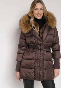 Born2be - Brązowa Kurtka z Pikowanymi Przeszyciami Paskiem i Kapturem z Futrem Lidanessa. Okazja: na co dzień. Kolor: brązowy. Materiał: futro. Styl: casual #5