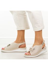 Beżowe skórzane sandały damskie Jezzi 9759. Okazja: na co dzień, na spacer. Nosek buta: okrągły. Kolor: beżowy. Materiał: skóra. Wzór: aplikacja. Sezon: wiosna, lato. Obcas: na platformie. Styl: casual, klasyczny, elegancki #1