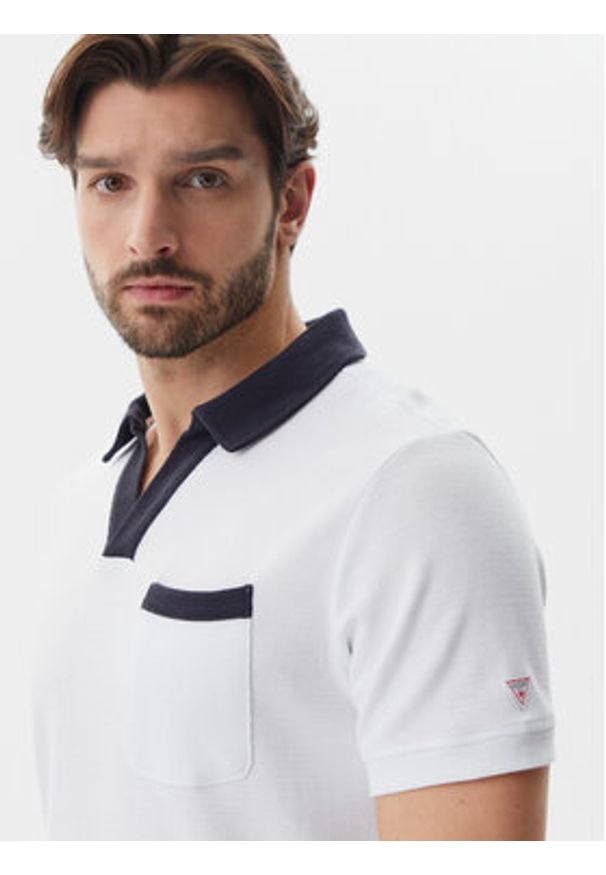 Guess Polo F5GP01 KC5Y1 Biały Regular Fit. Typ kołnierza: polo. Kolor: biały. Materiał: bawełna