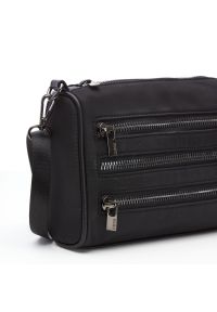 Big Star Accessories - Czarna Torebka Damska Big Star Modna Listonoszka. Kolor: czarny. Styl: klasyczny, casual, elegancki. Rodzaj torebki: na ramię #4