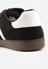 Born2be - Czarno-Białe Sneakersy z Imitacji Zamszu na Płaskiej Podeszwie Memeriana. Kolor: czarny. Materiał: zamsz. Szerokość cholewki: normalna. Obcas: na płaskiej podeszwie #9